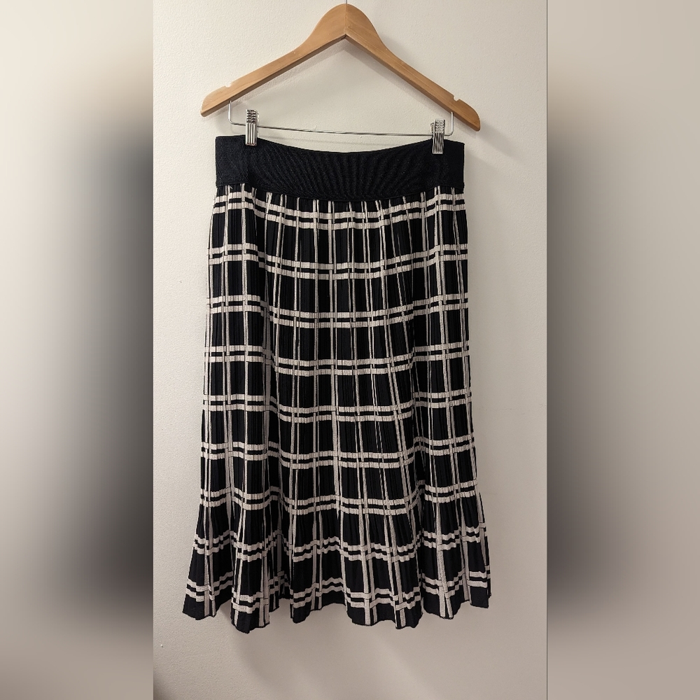 Metrowear skirt white and black size XL